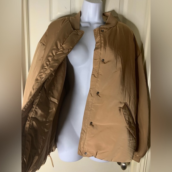 Amazon Essentials Womens Relaxed-Fit Recycled Polyester Padded Bomber Jacket - Picture 2 of 4